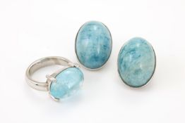 AN AQUAMARINE RING AND A PAIR OF SIMILAR EAR CLIPS