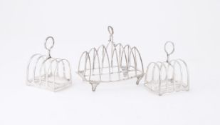 A GEORGE III SILVER SIX DIVISION TOAST RACK