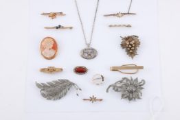A COLLECTION JEWELLERY AND COSTUME JEWELLERY