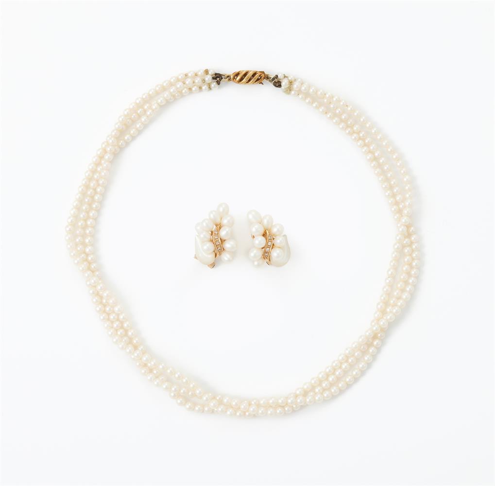Y A THREE STRAND CULTURED PEARL NECKLACE AND A PAIR OF SIMILAR EARRINGS
