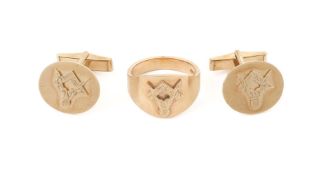 A 9 CARAT GOLD MASONIC RING AND PAIR OF CUFFLINKS