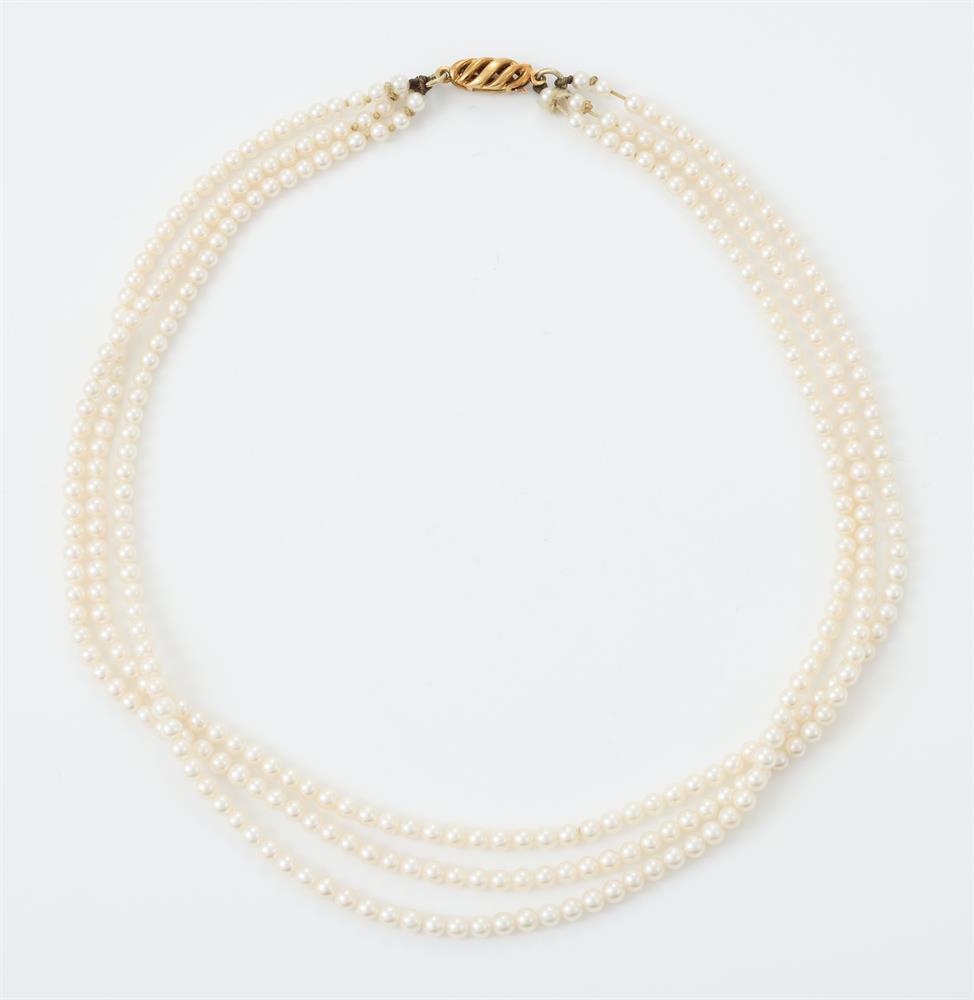 Y A THREE STRAND CULTURED PEARL NECKLACE AND A PAIR OF SIMILAR EARRINGS - Image 2 of 2