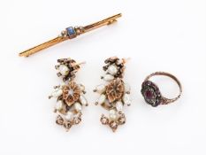 A SMALL COLLECTION OF ANTIQUE JEWELLERY