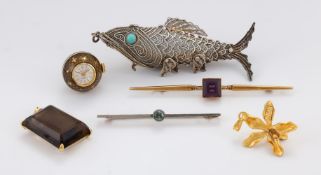A SMALL COLLECTION OF JEWELLERY AND COSTUME JEWELLERY