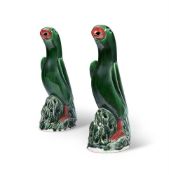 A PAIR OF CHINESE GREEN PORCELAIN MODELS OF PARROTS IN KANGXI STYLE MODERN