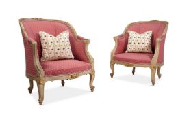 A PAIR OF CREAM PAINTED AND PARCEL GILT BERGÈRE ARMCHAIRS IN 18TH CENTURY STYLE