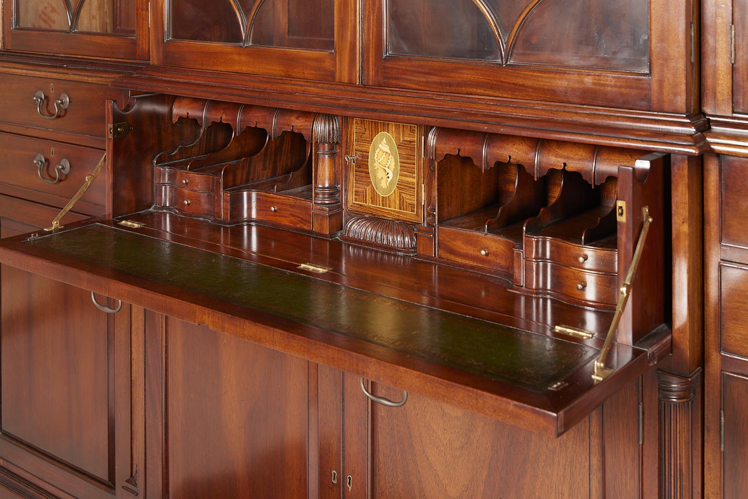 A MAHOGANY BREAKFRONT LIBRARY BOOKCASE IN GEORGE III STYLE - Image 3 of 3