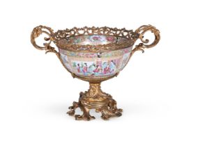 A CANTONESE EXPORT PORCELAIN ORMOLU MOUNTED TABLE CENTRE BASKET, EARLY 19TH CENTURY