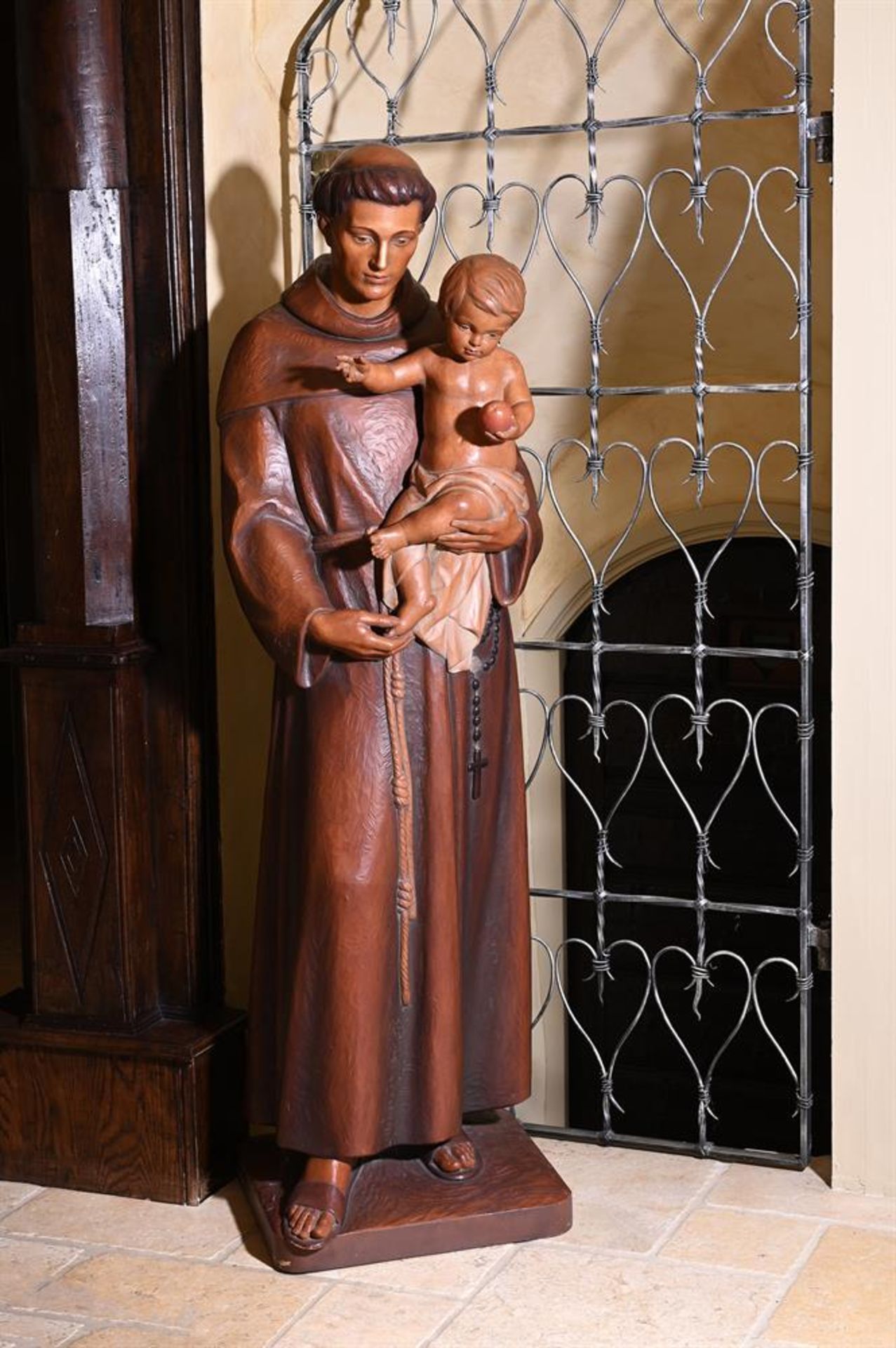 A LARGE CARVED AND STAINED WOOD FIGURE OF A SAINT HOLDING AN INFANT, SECOND HALF 20TH CENTURY