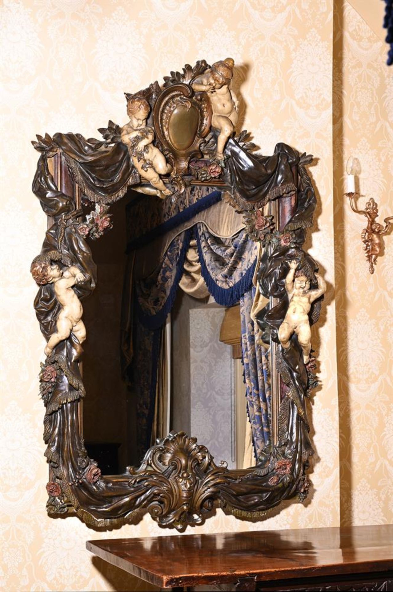 A CONTINENTAL PAINTED COMPOSITION WALL MIRROR, EARLY 20TH CENTURY - Bild 4 aus 4