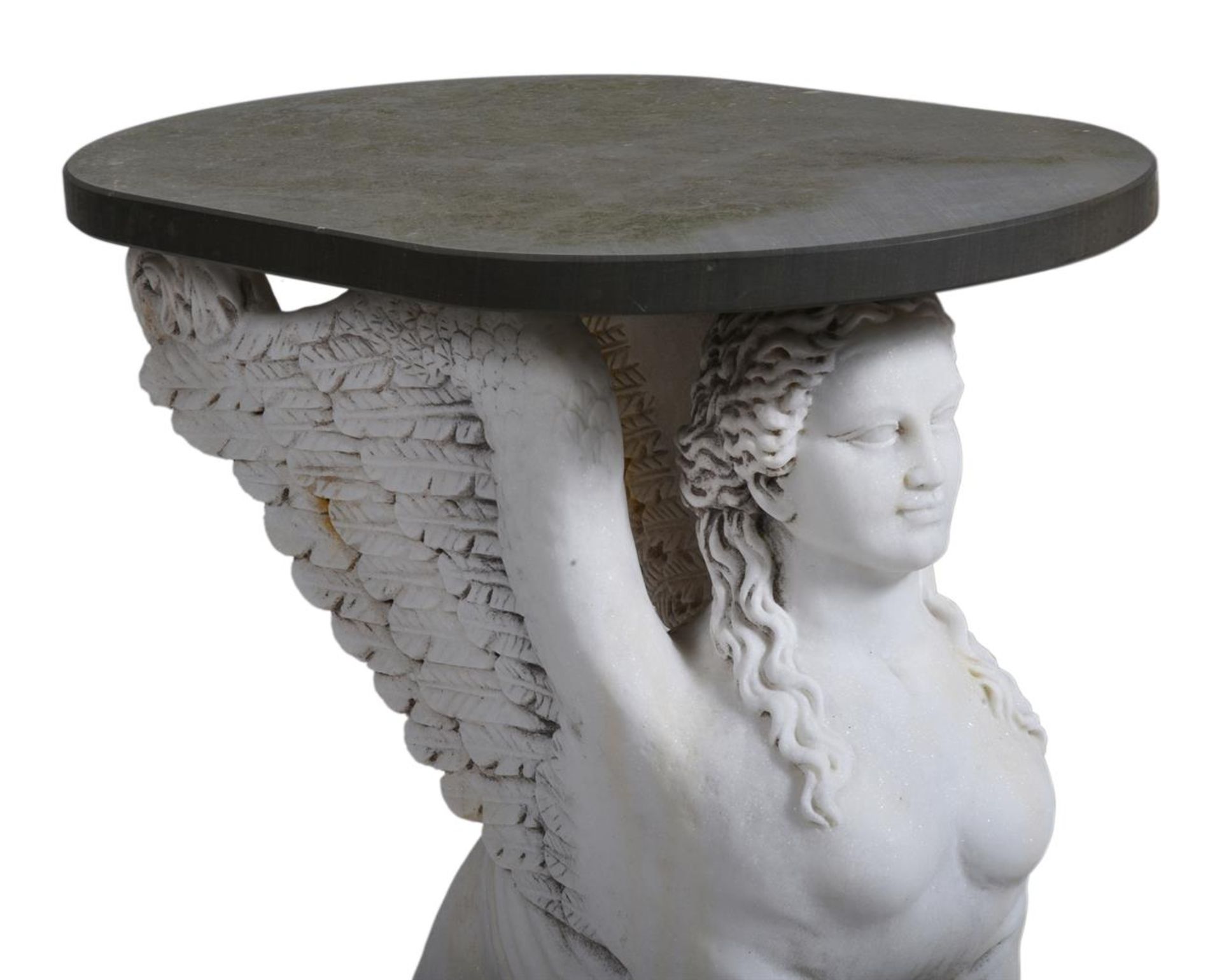 A PAIR OF CARVED WHITE MARBLE AND SLATE SIDE TABLES OF SPHINX BASE FORM, MODERN - Bild 4 aus 4