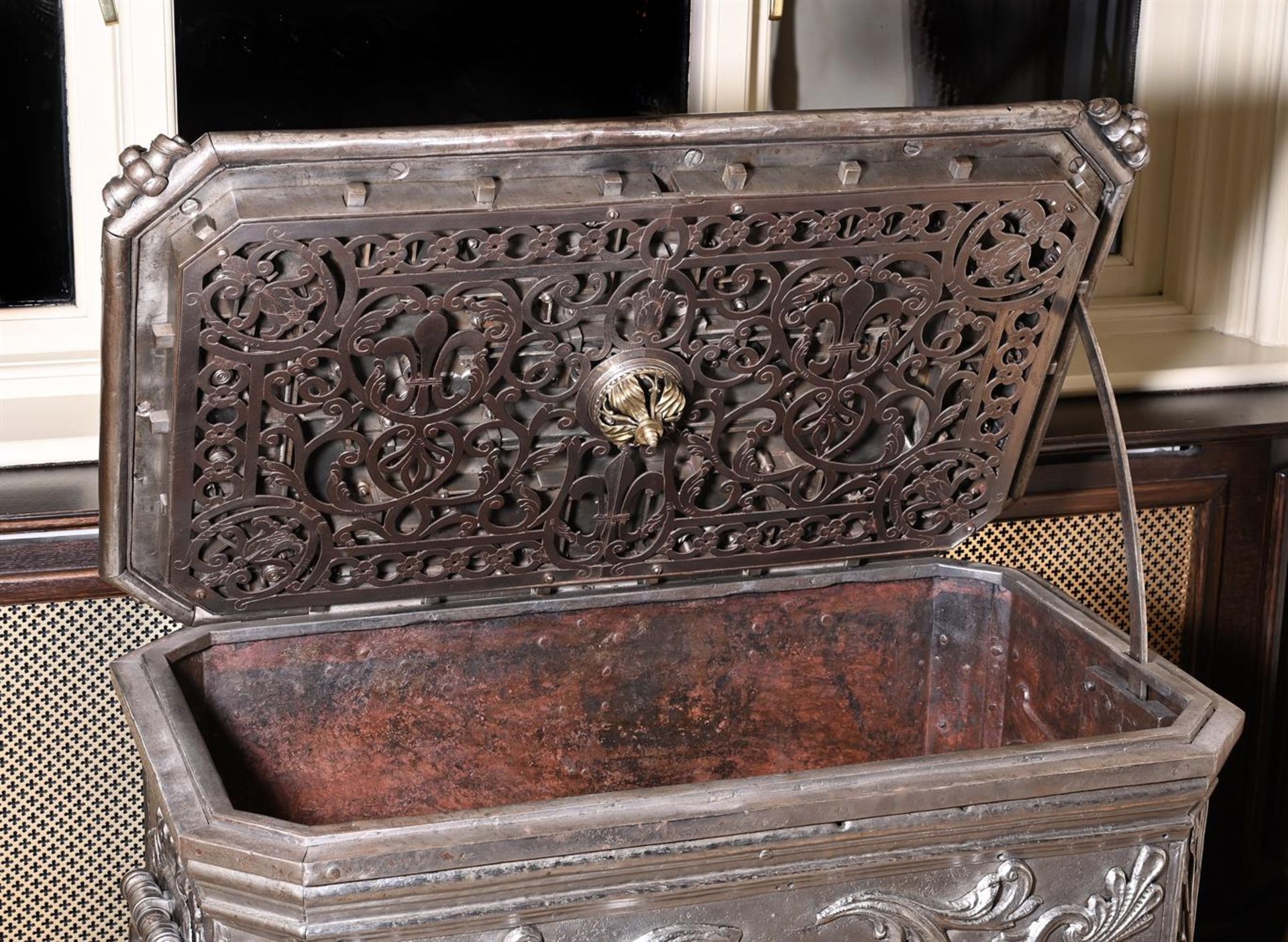 A SPANISH SILVERED METAL STRONG BOX, LATE 17TH CENTURY - Bild 2 aus 3