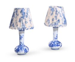 A PAIR OF JAPANESE BLUE AND WHITE VASES IN CHINESE STYLE, FIRST QUARTER 20TH CENTURY