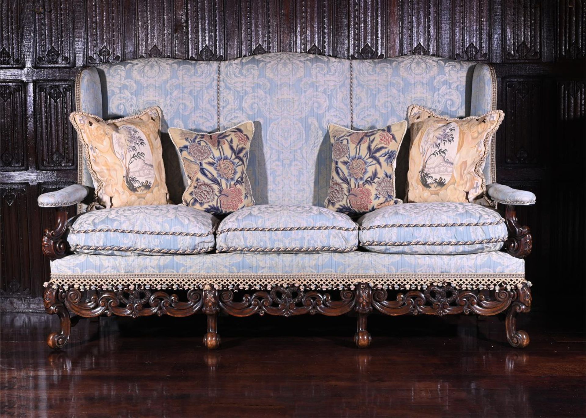 A CARVED WALNUT AND UPHOLSTERED SOFA IN LATE 17TH CENTURY STYLE, FIRST HALF 20TH CENTURY - Bild 2 aus 3