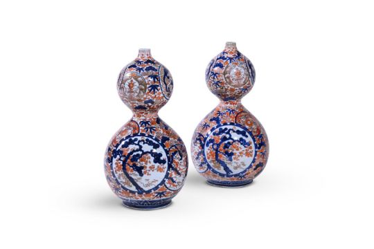 A PAIR OF JAPANESE IMARI PORCELAIN DOUBLE GOURD VASES, MEIJI PERIOD