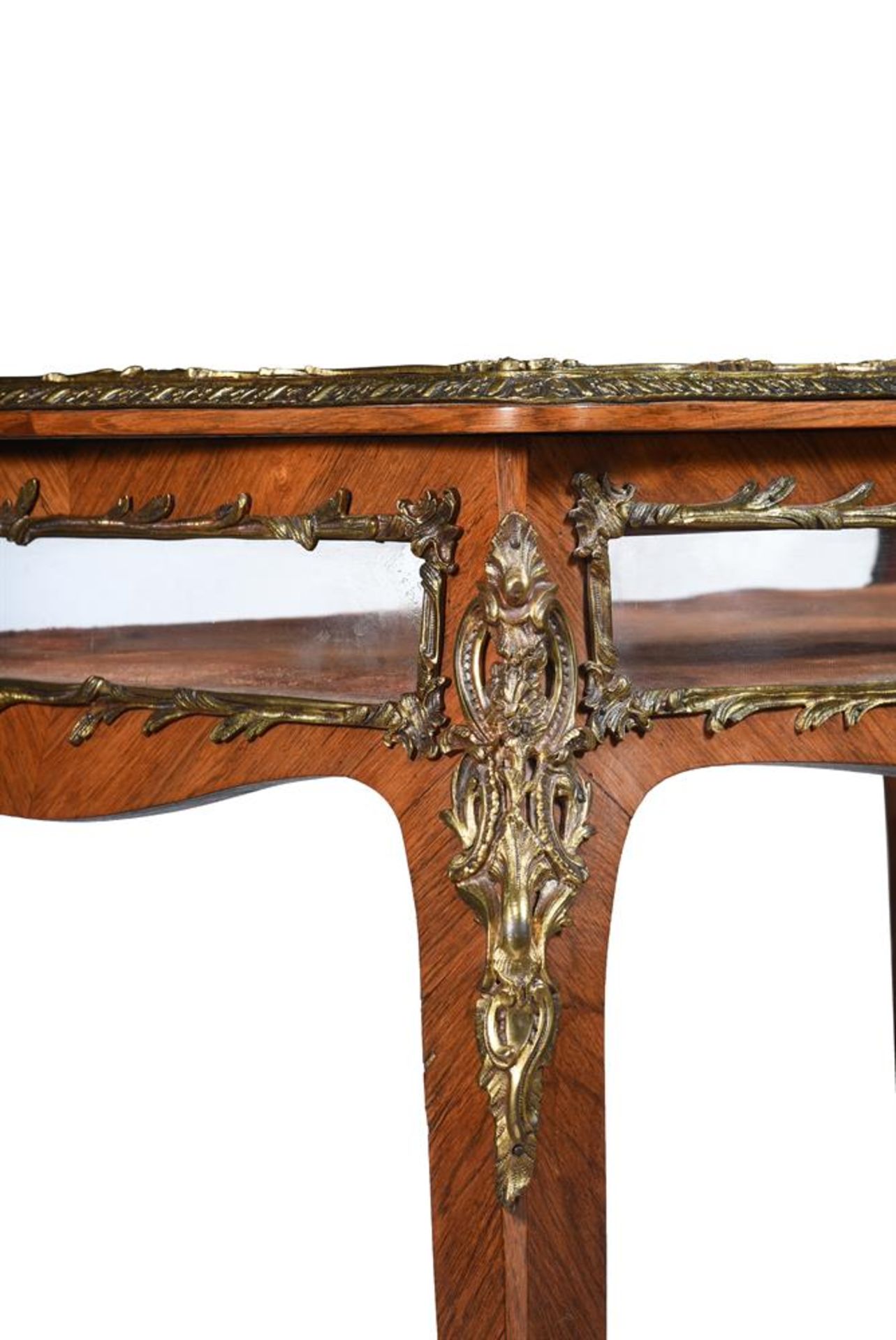 Y A ROSEWOOD AND ORMOLU MOUNTED BIJOUTERIE TABLE, IN LOUIS XV STYLE - Bild 2 aus 5