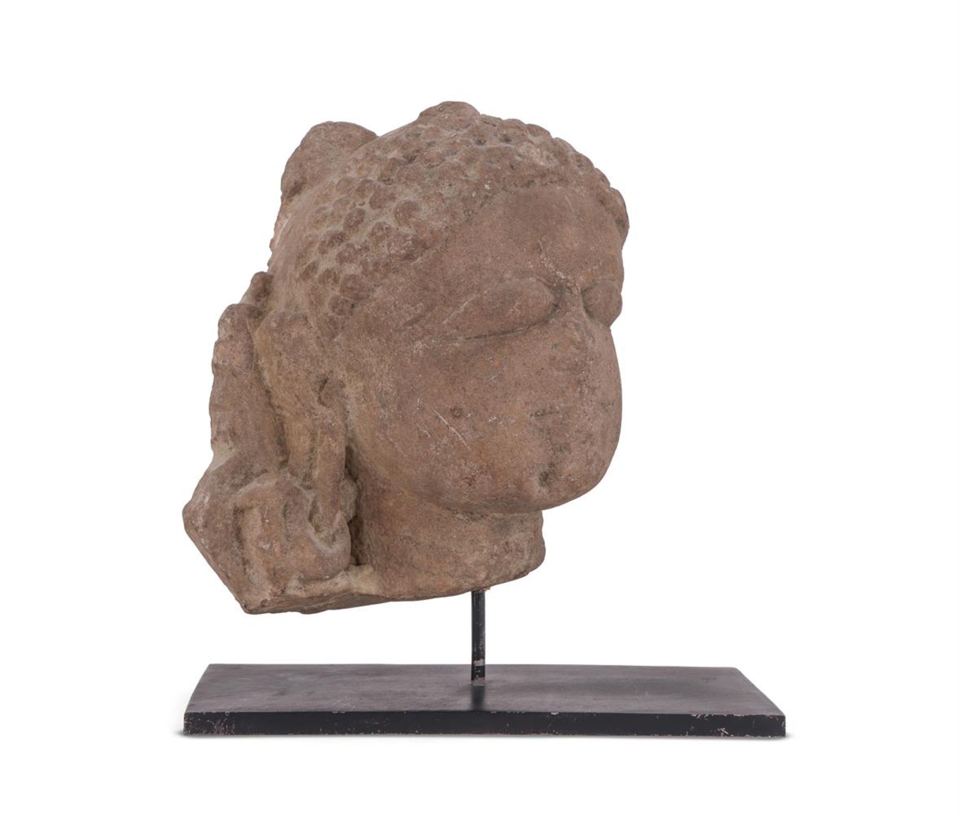 AN INDIAN CARVED STONE HEAD - Image 2 of 4