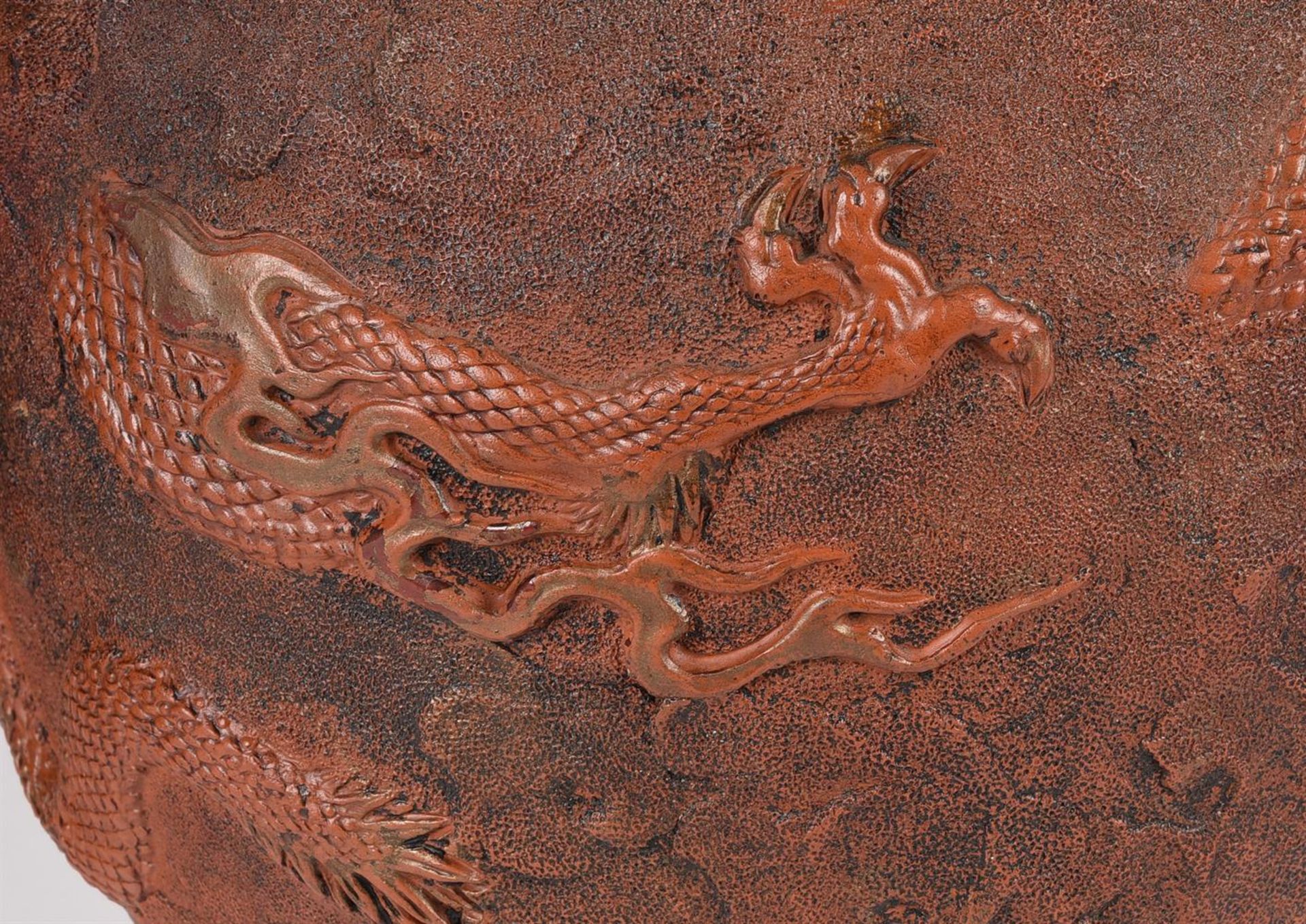 A LARGE PAIR OF JAPANESE TOKONAME RED CLAY DRAGON VASES - Image 3 of 4