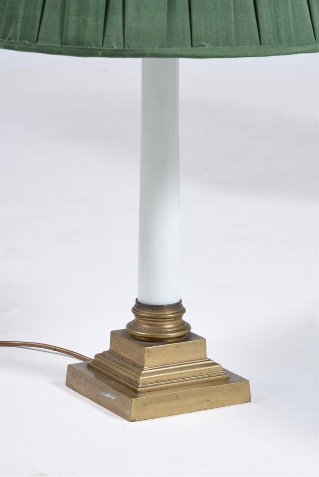 A PAIR OF BRASS MOUNTED WHITE GLASS COLUMN TABLE LAMPS - Image 2 of 2