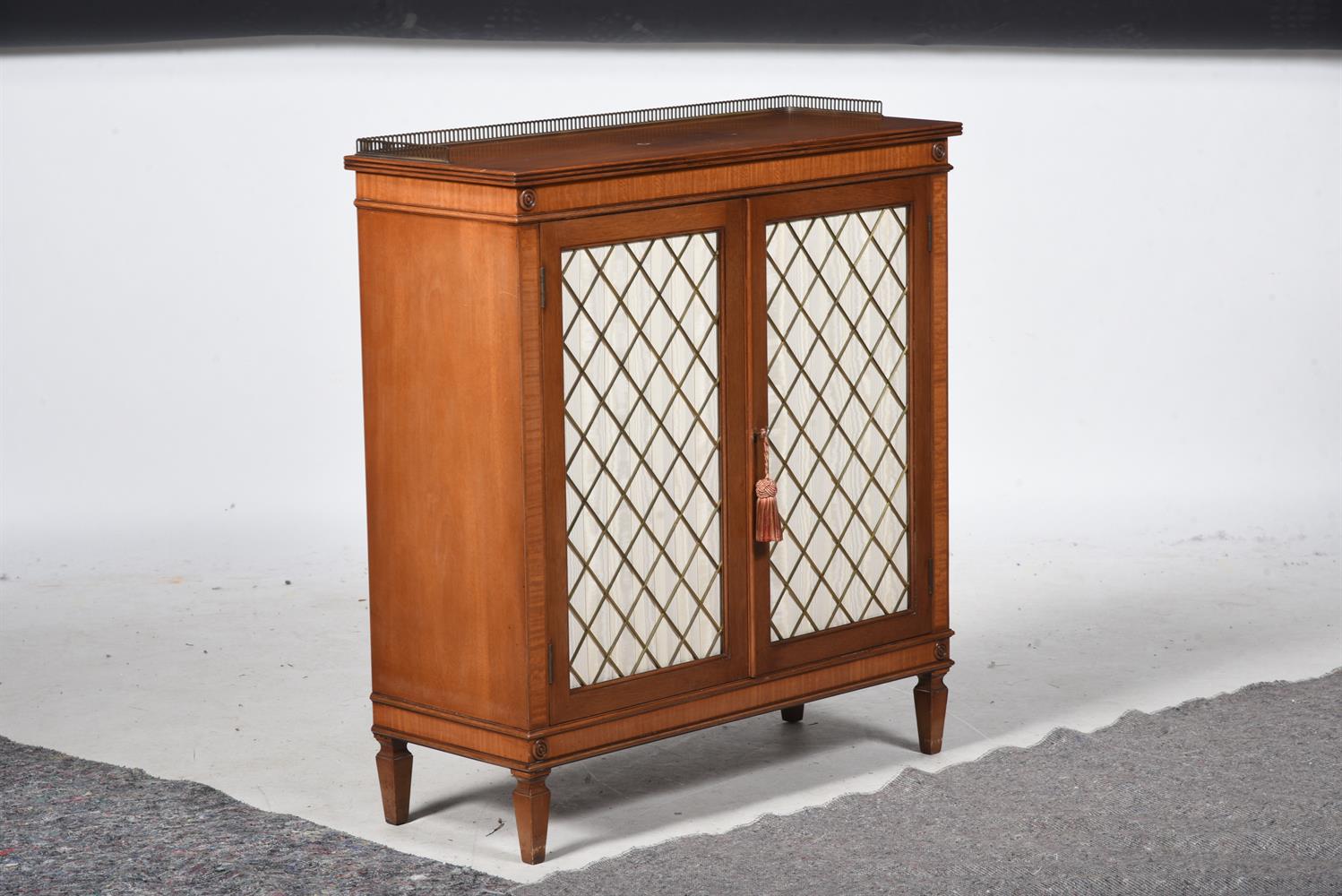 A PAIR OF MAHOGANY SIDE CABINETS IN REGENCY STYLE - Image 2 of 3