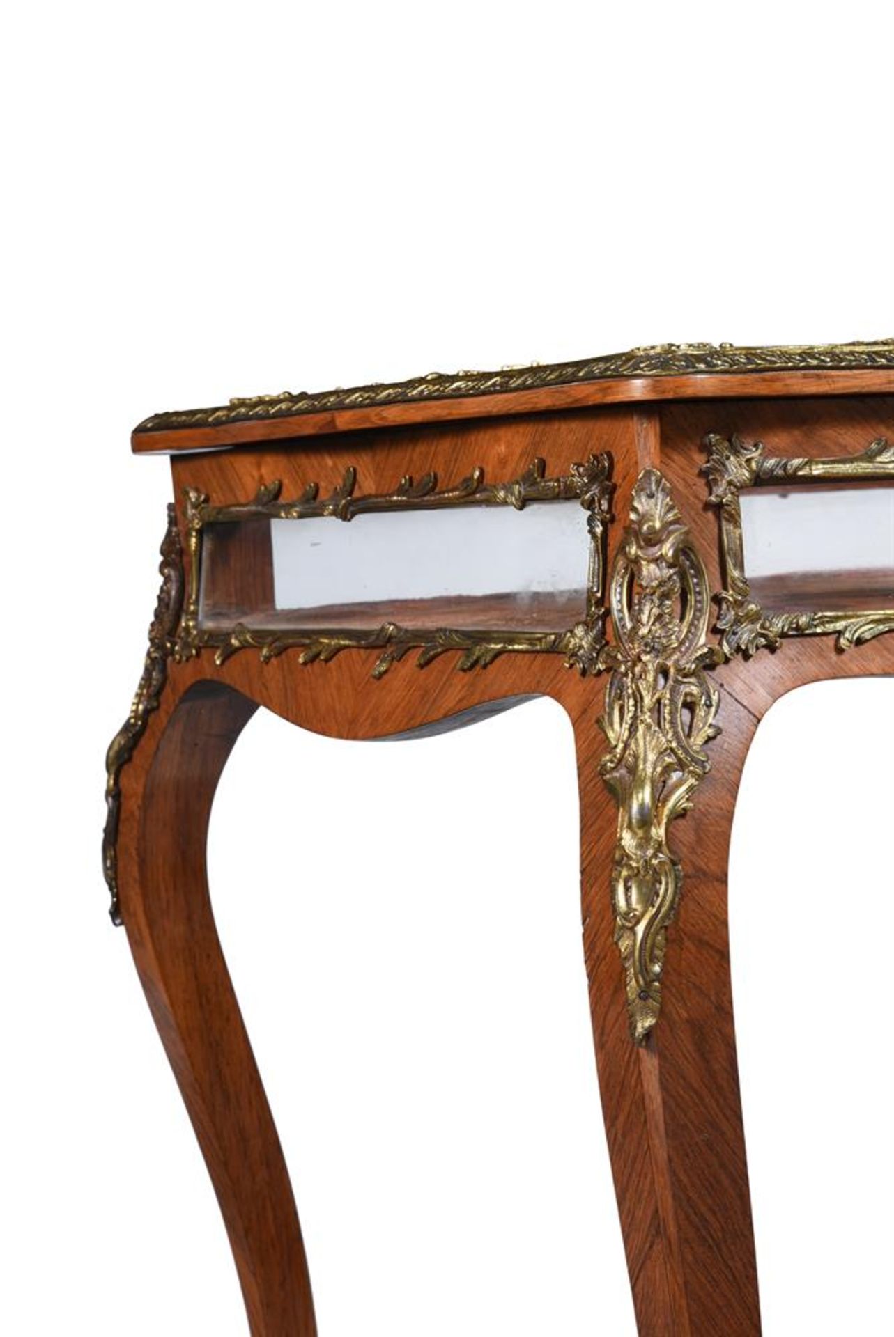 Y A ROSEWOOD AND ORMOLU MOUNTED BIJOUTERIE TABLE, IN LOUIS XV STYLE - Bild 3 aus 5