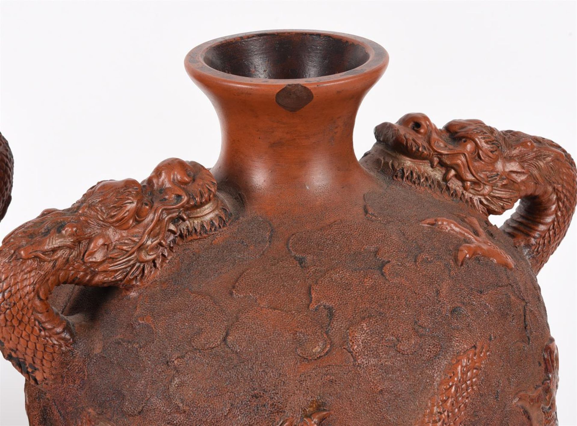 A LARGE PAIR OF JAPANESE TOKONAME RED CLAY DRAGON VASES - Image 2 of 4