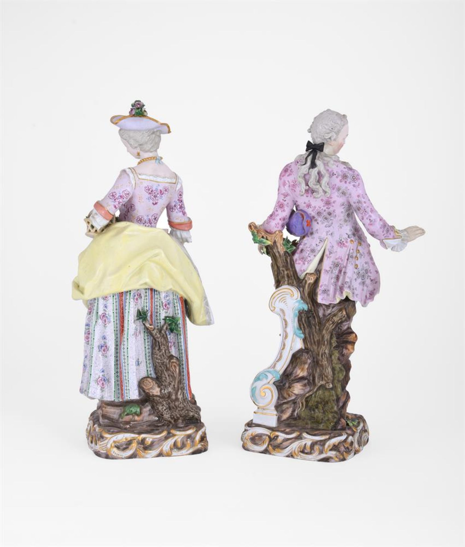 A PAIR OF MEISSEN (OUTSIDE DECORATED) FIGURES OF A GALLANT AND COMPANION - Image 4 of 5