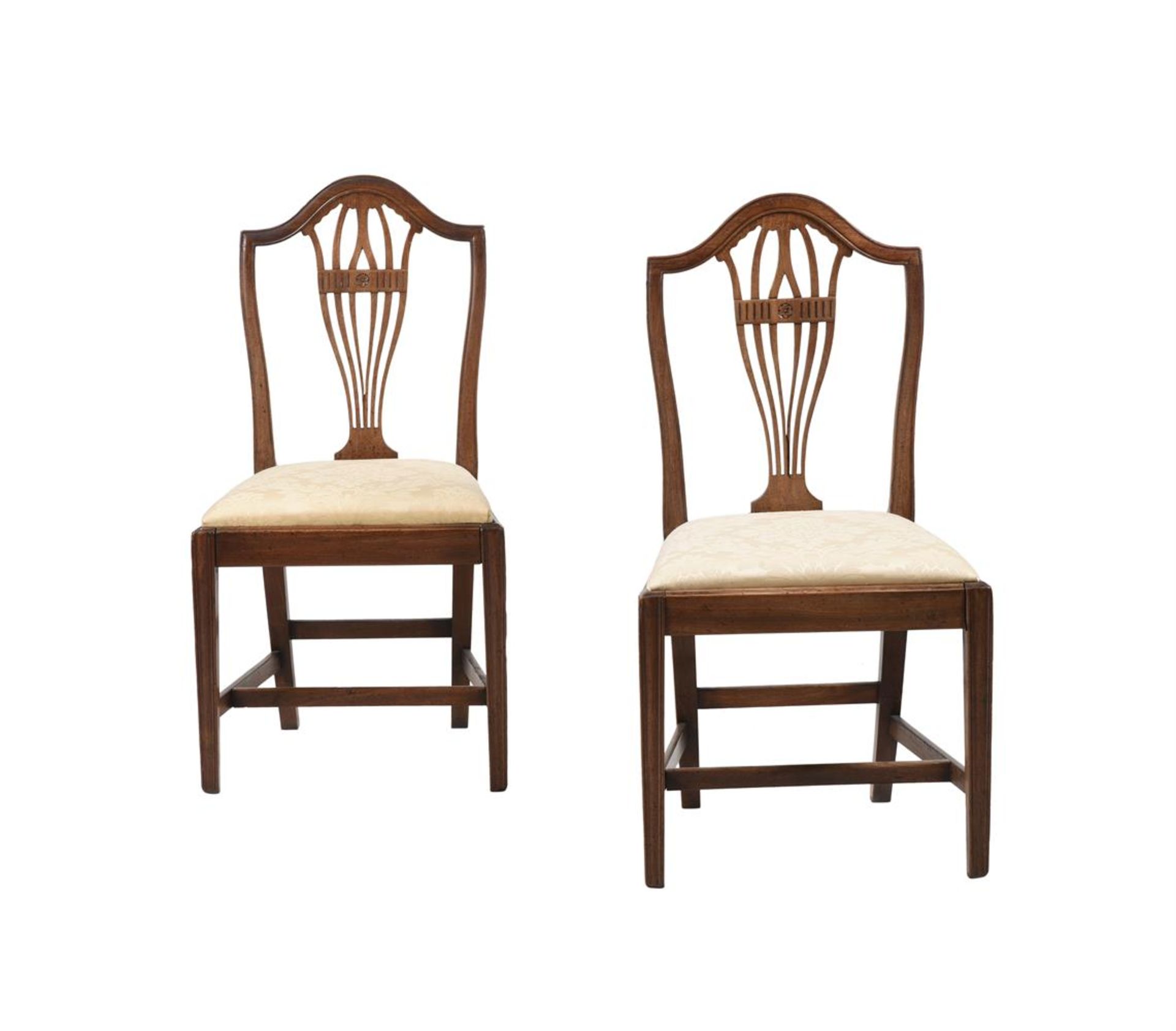 A SET OF SIX MAHOGANY DINING CHAIRS IN GEORGE III STYLE - Bild 3 aus 4
