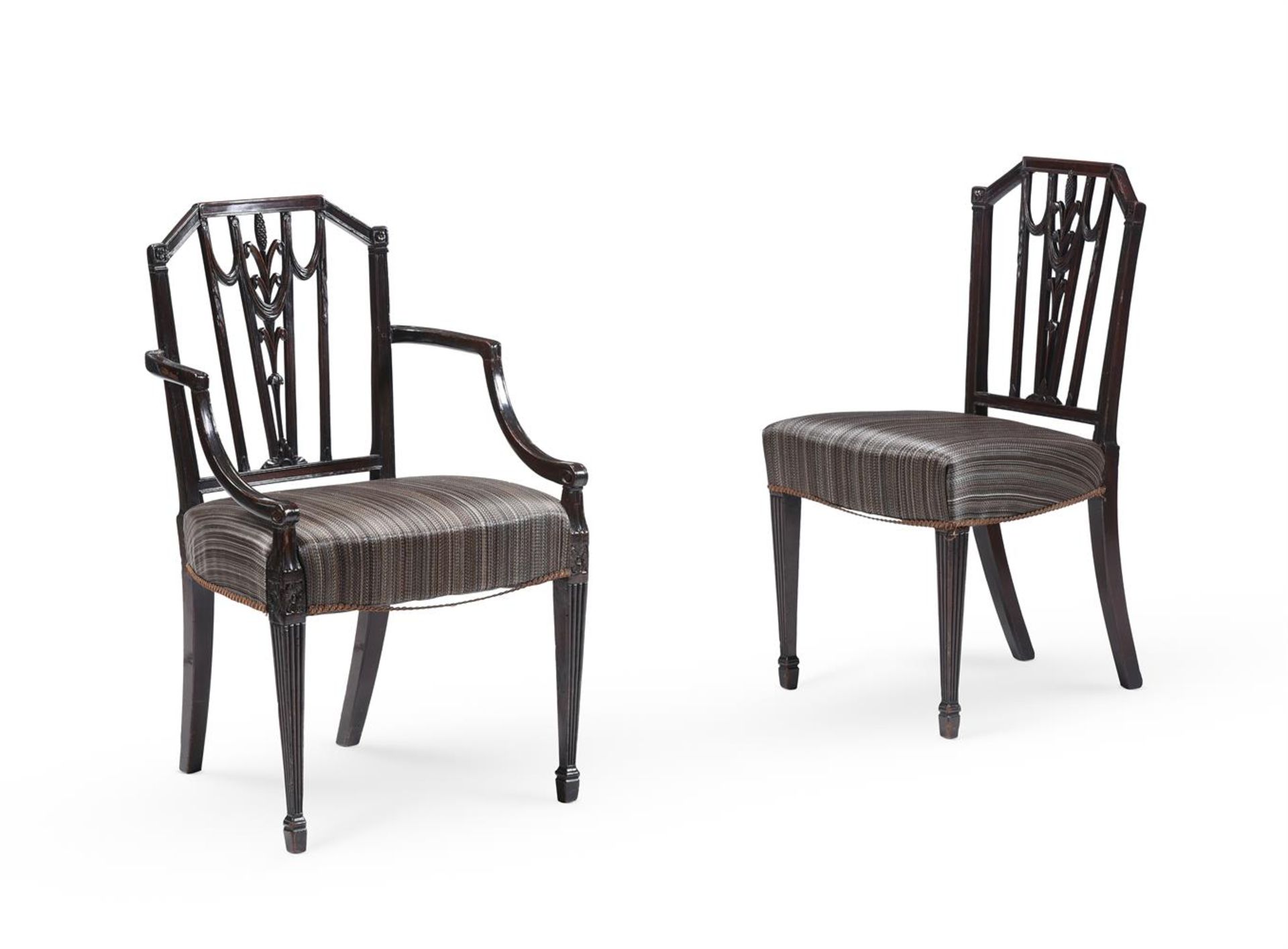 A SET OF SEVEN MAHOGANY DINING CHAIRS IN GEORGE III STYLE - Bild 4 aus 5