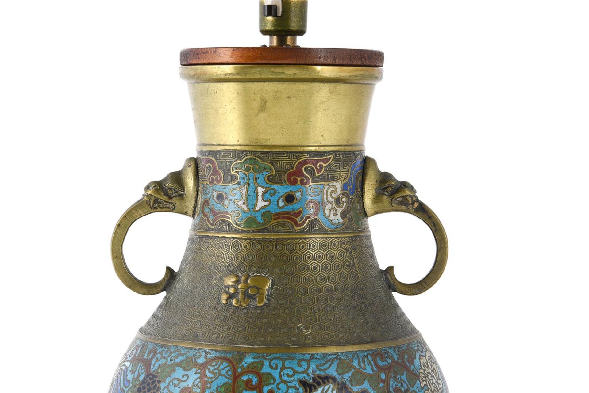 A CHINESE CHAMPLEVÉ ENAMEL VASE ADAPTED AS A LAMP - Bild 2 aus 2