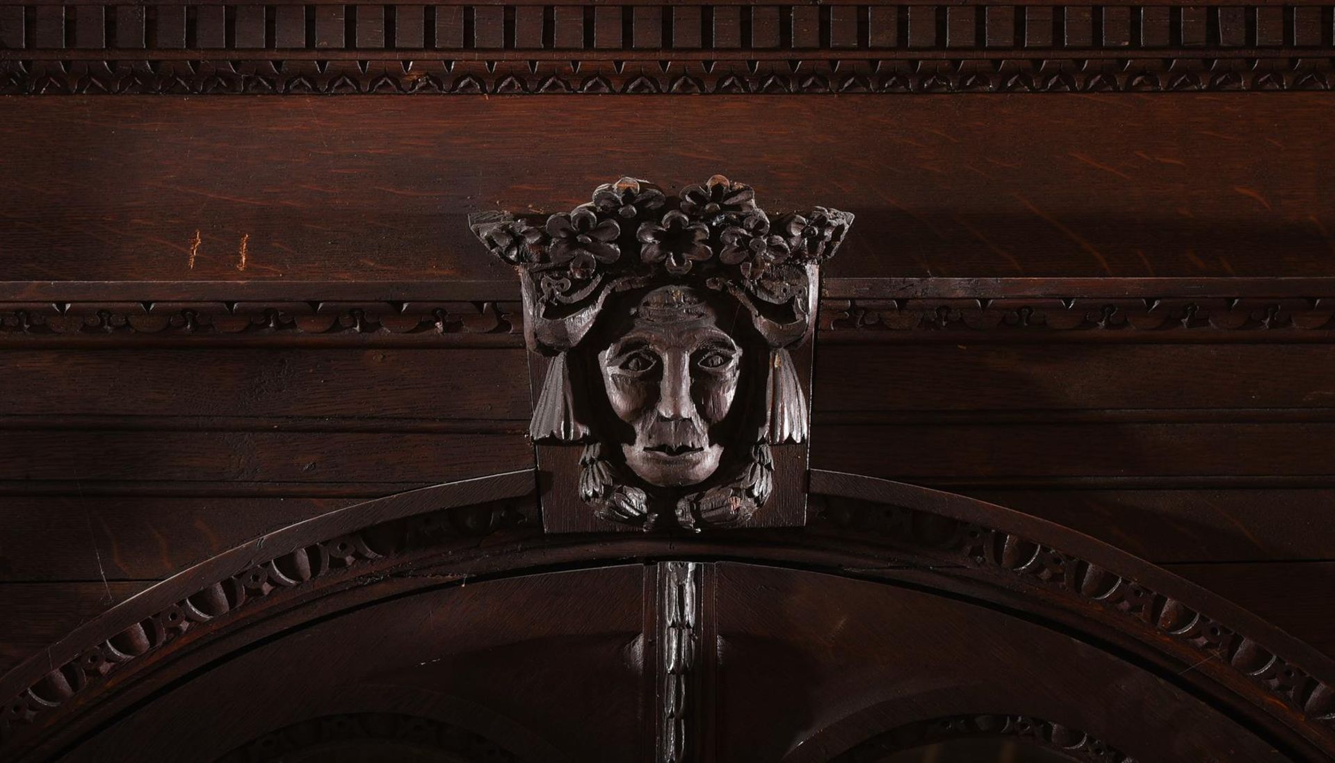 A RARE GEORGE II CARVED OAK BREAKFRONT BOOKCASE, CIRCA 1740 - Image 3 of 8