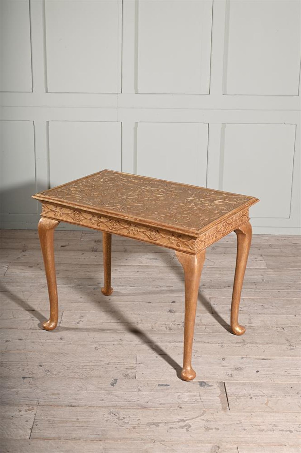 A GEORGE I GILTWOOD AND RELIEF-DECORATED SIDE TABLE, CIRCA 1720 - Bild 8 aus 10