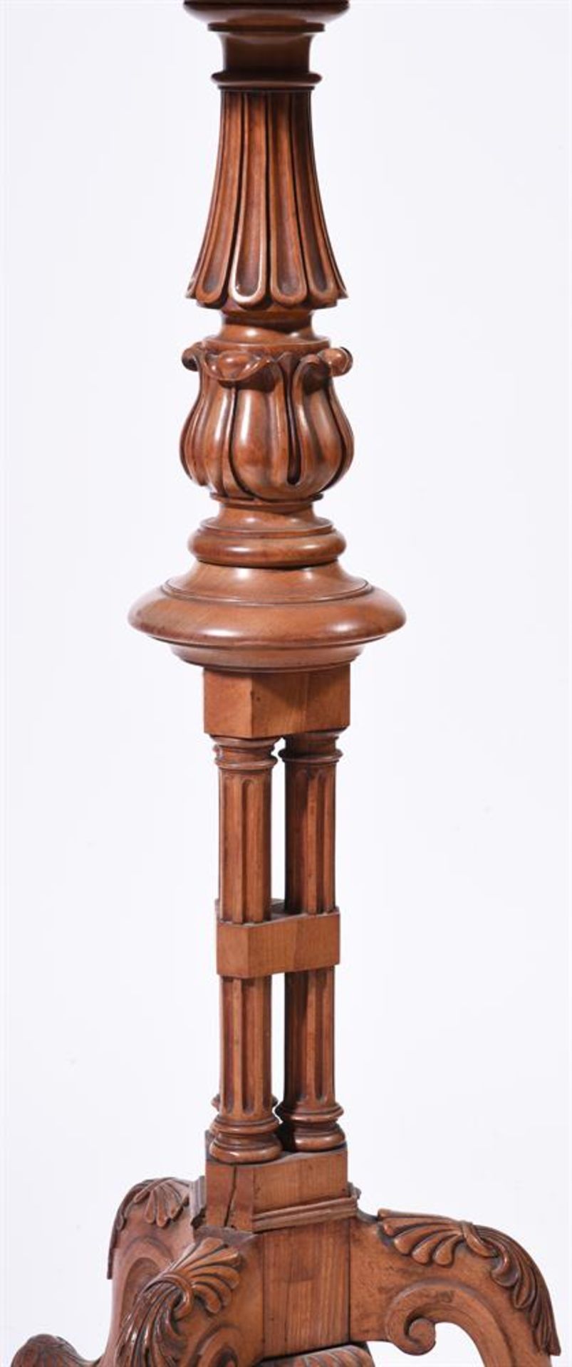 A VICTORIAN SATINWOOD TRIPOD OCCASIONAL TABLE, ATTRIBUTED TO GILLOWS, CIRCA 1860 - Bild 3 aus 4