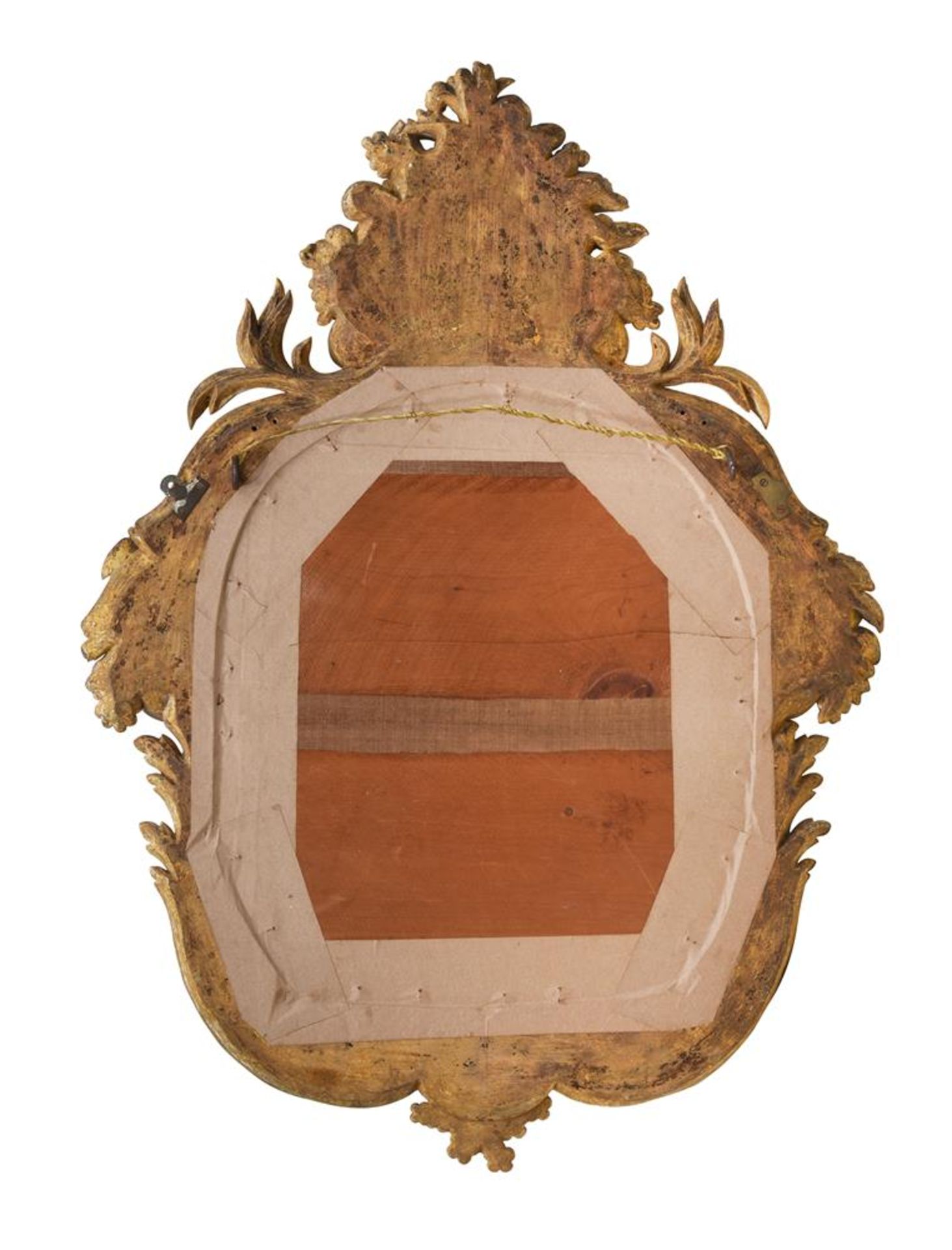 A LARGE CONTINENTAL CARVED GILTWOOD MIRROR, POSSIBLY ITALIAN, LATE 18TH OR EARLY 19TH CENTURY - Bild 3 aus 3