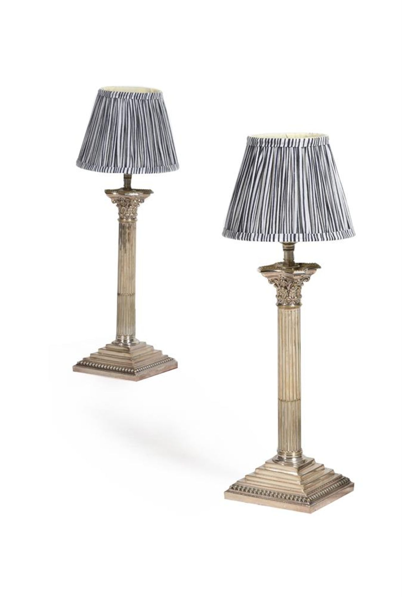 A SET OF FOUR SILVER PLATED CORINTHIAN COLUMN TABLE LAMPS, EARLY 20TH CENTURY - Bild 2 aus 4
