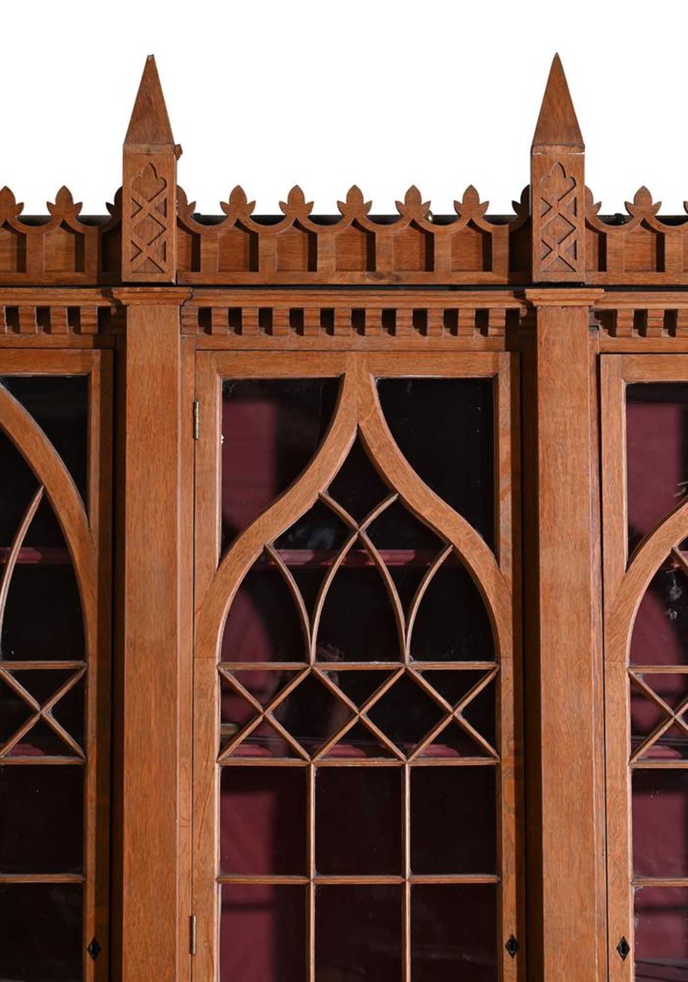 A VICTORIAN OAK LIBRARY BOOKCASE IN GOTHIC REVIVAL TASTE, SECOND HALF 19TH CENTURY - Bild 4 aus 4