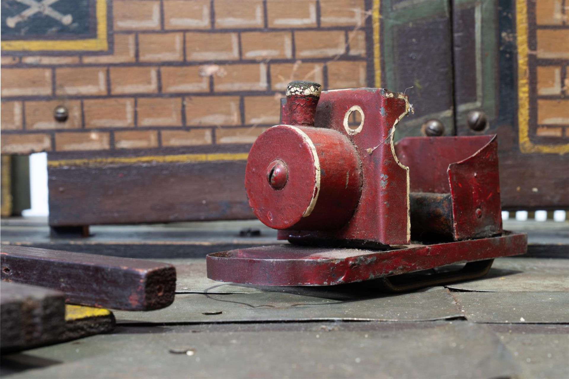A SCRATCHBUILT PAINTED WOOD AND METAL SCALE MODEL AMUSEMENT GHOST TRAIN RIDE, 20TH CENTURY - Image 5 of 5