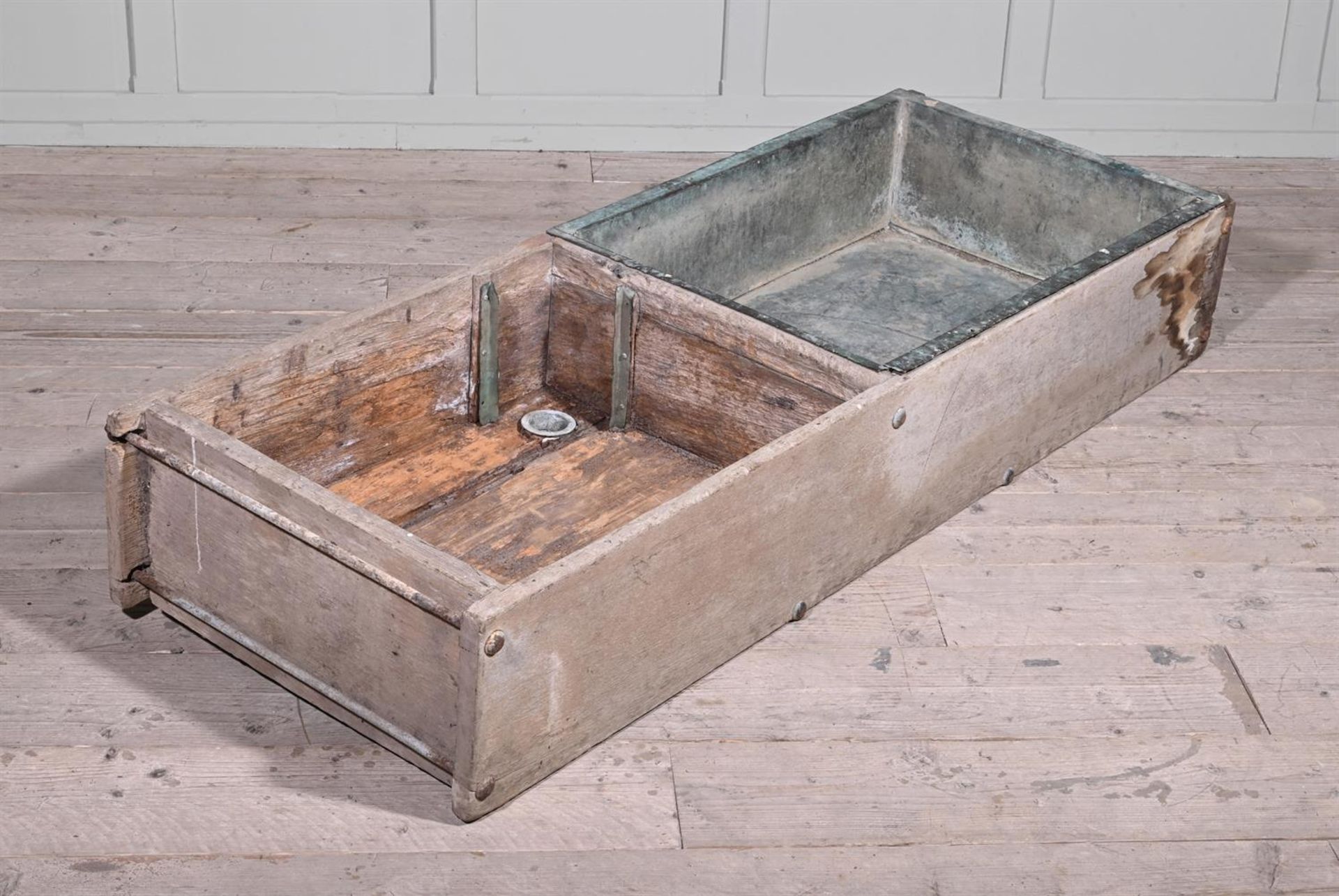 AN OAK AND COPPER LINED 'COUNTRY HOUSE' DOUBLE SINK, LATE 18TH OR EARLY 19TH CENTURY - Bild 3 aus 4