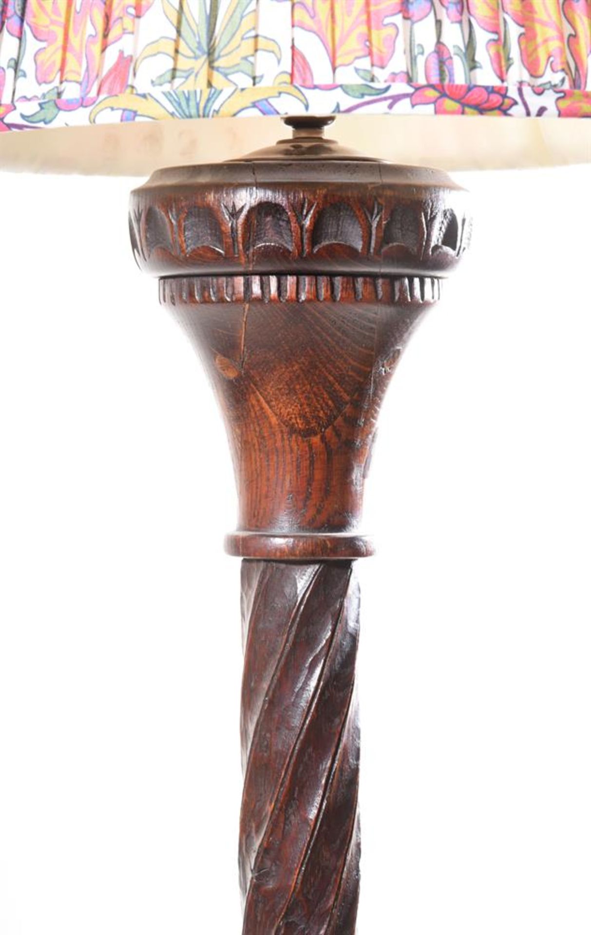 A PAIR OF CARVED OAK STANDARD LAMPS, LATE 19TH OR EARLY 20TH CENTURY - Image 4 of 5