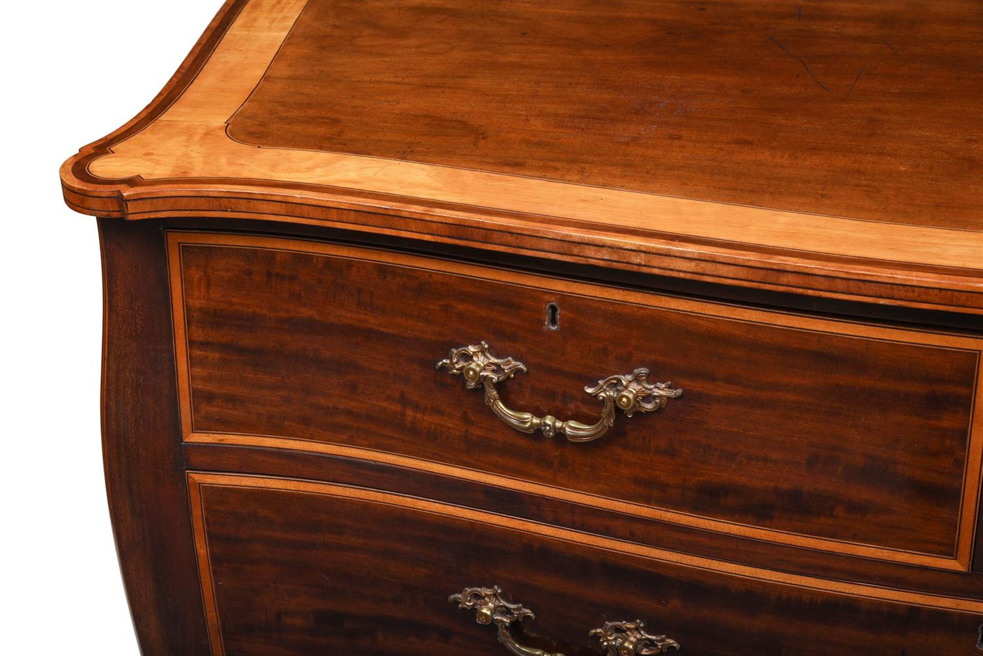 Y A MAHOGANY, SATINWOOD AND EBONY STRUNG SERPENTINE COMMODE, LATE 19TH CENTURY - Bild 4 aus 5