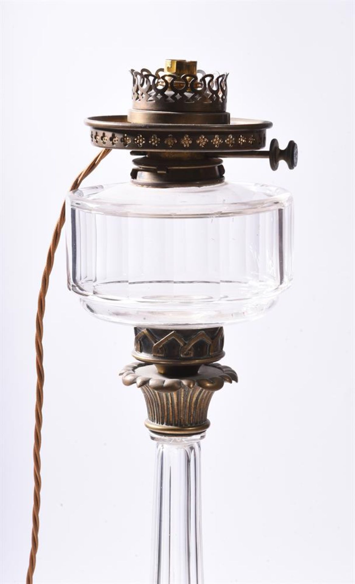 A PAIR OF VICTORIAN MOULDED GLASS AND GILT METAL OIL LAMPS, SECOND HALF 19TH CENTURY - Bild 6 aus 6