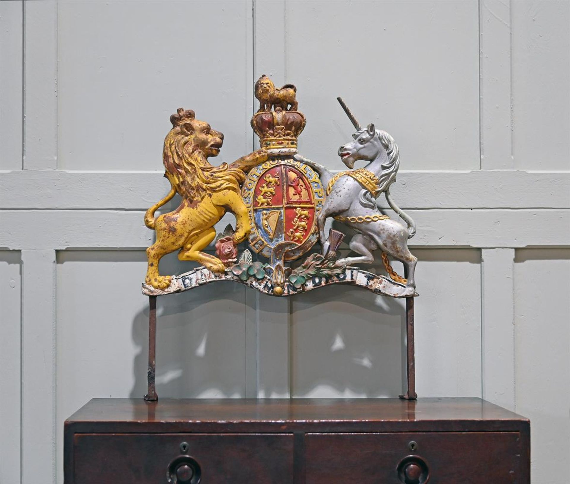 A CAST IRON AND POLYCHROME PAINTED ROYAL COAT OF ARMS, 19TH CENTURY - Image 3 of 4