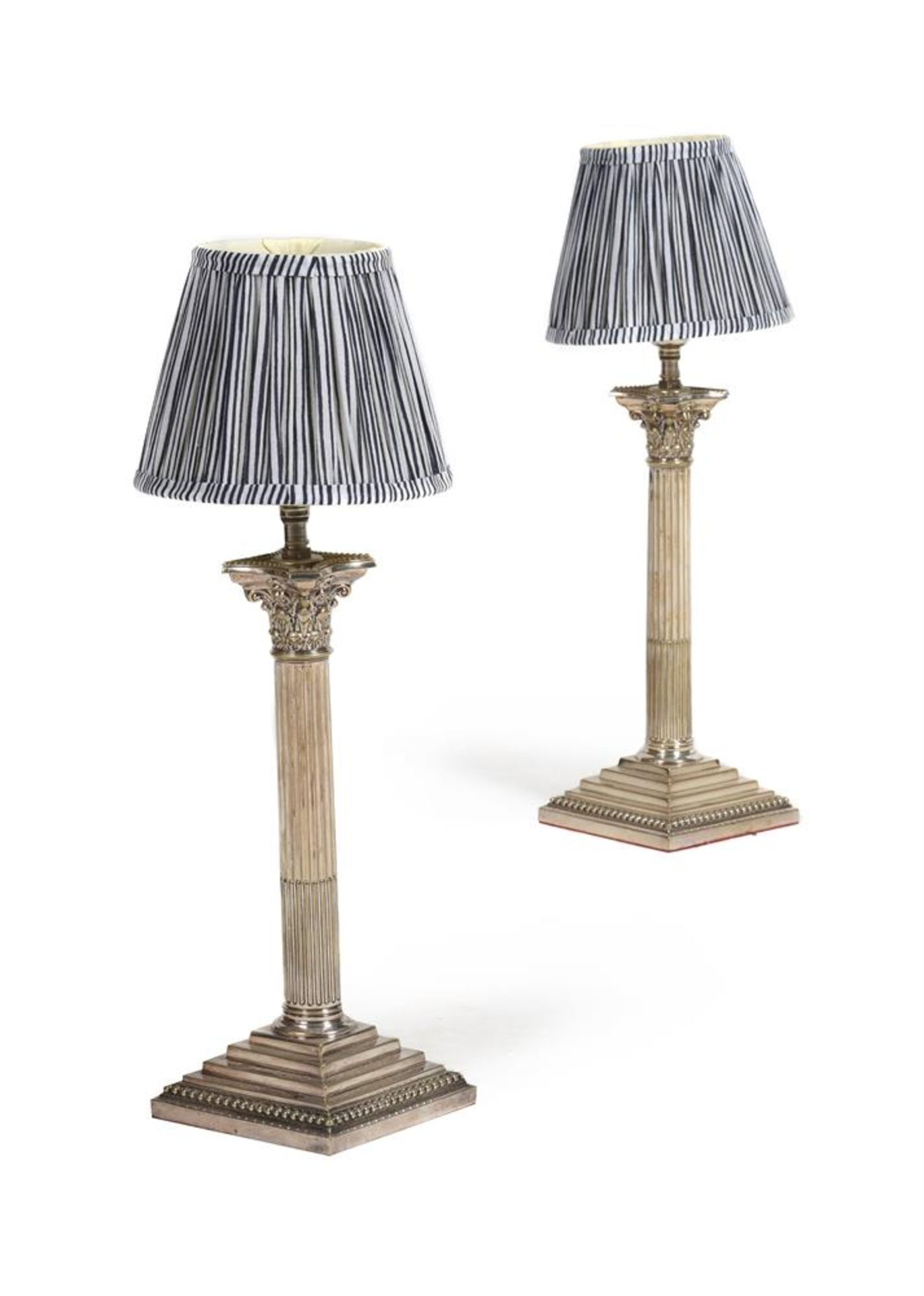 A SET OF FOUR SILVER PLATED CORINTHIAN COLUMN TABLE LAMPS, EARLY 20TH CENTURY - Bild 3 aus 4