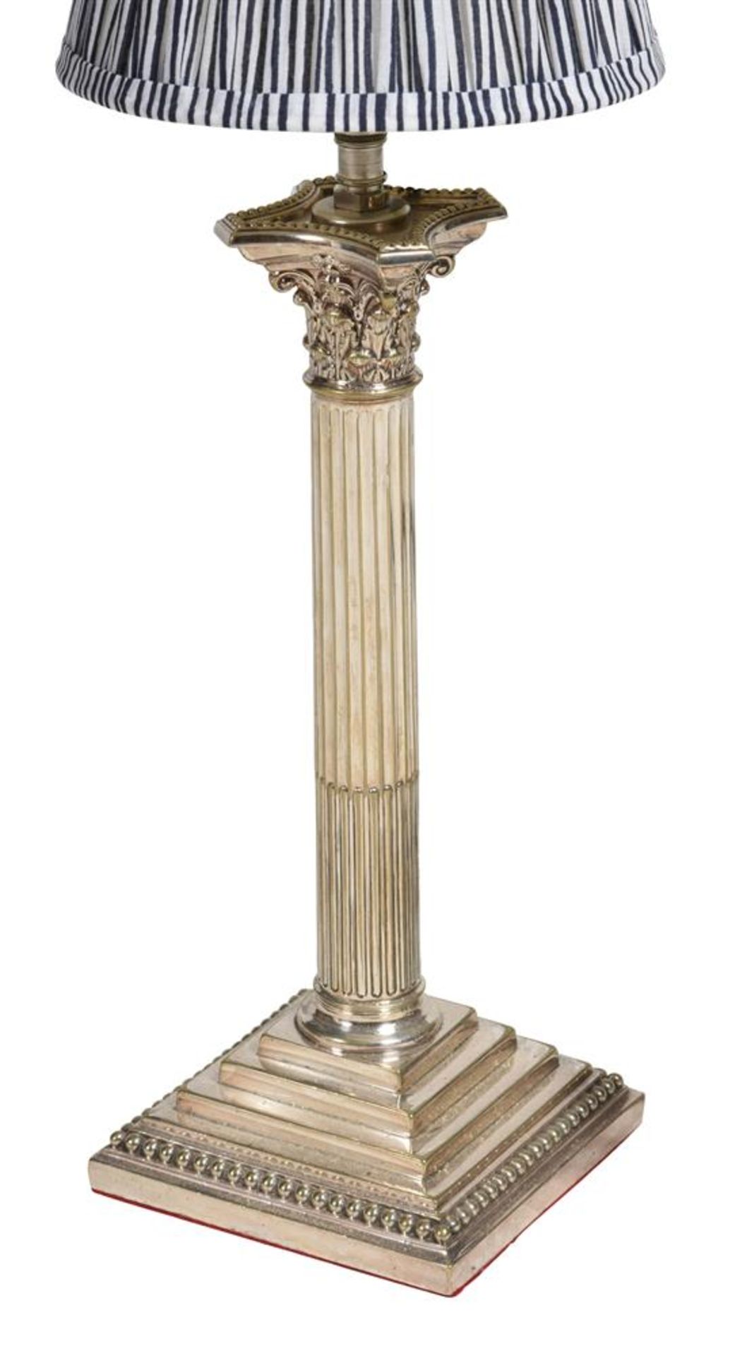 A SET OF FOUR SILVER PLATED CORINTHIAN COLUMN TABLE LAMPS, EARLY 20TH CENTURY - Bild 4 aus 4
