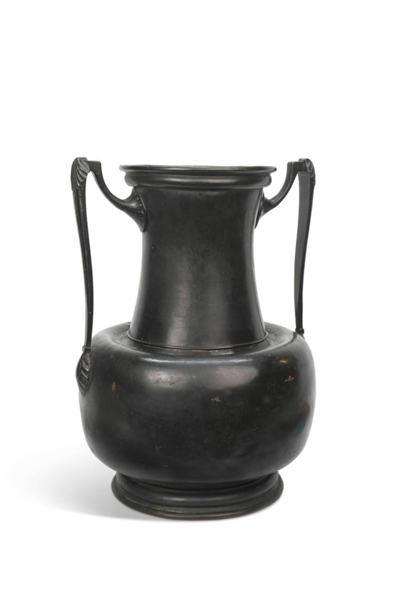 A LARGE TWIN HANDLED PATINATED COPPER VASE, EARLY TO MID 19TH CENTURY