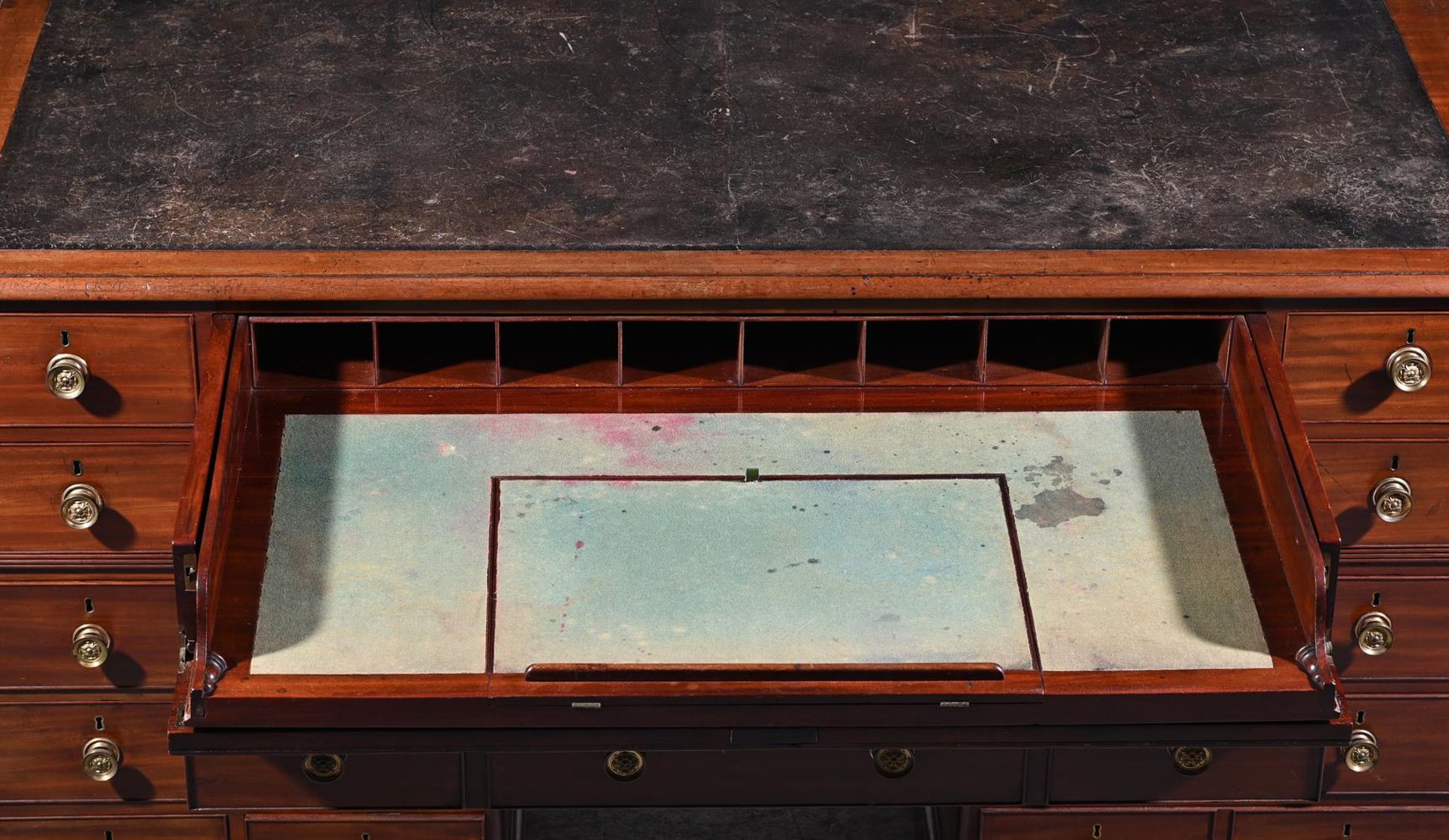 A GEORGE IV MAHOGANY PEDESTAL LIBRARY PARTNER'S DESK, ATTRIBUTED TO GILLOWS, CIRCA 1825 - Bild 4 aus 12