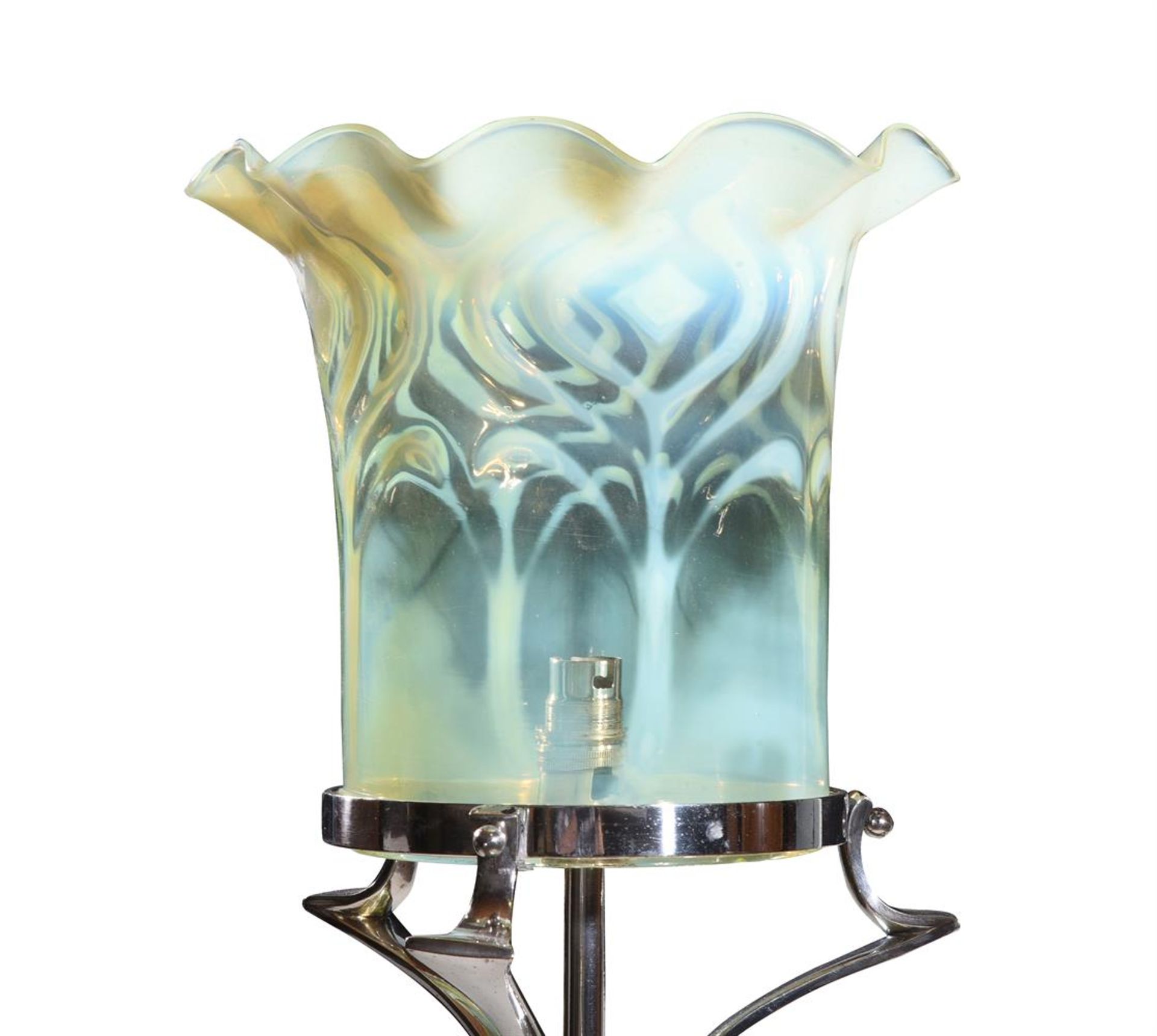 AN ARTS AND CRAFTS ELECTROPLATED AND VASELINE GLASS TELESCOPIC STANDARD LAMP, LATE 19TH CENTURY - Bild 2 aus 3