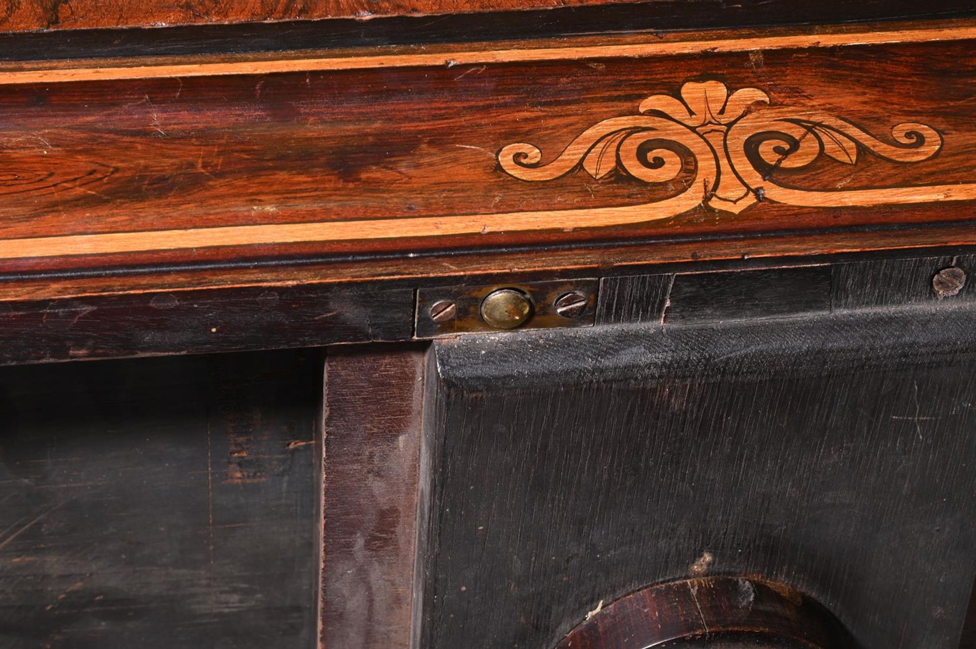 Y A REGENCY ROSEWOOD, SIMULATED ROSEWOOD AND PENWORK DECORATED FOLDING TABLE, CIRCA 1820 - Bild 5 aus 5