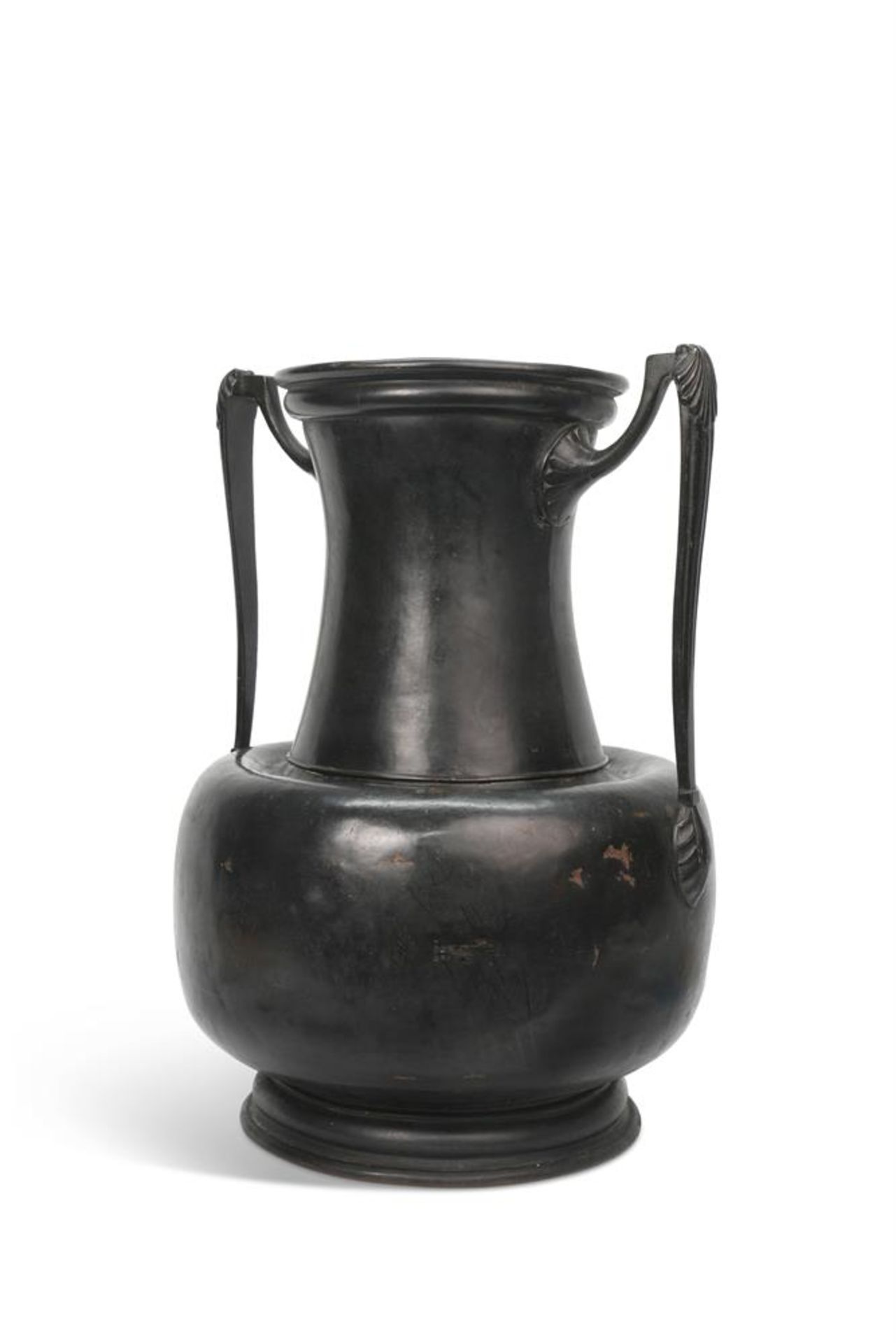 A LARGE TWIN HANDLED PATINATED COPPER VASE, EARLY TO MID 19TH CENTURY - Bild 2 aus 2
