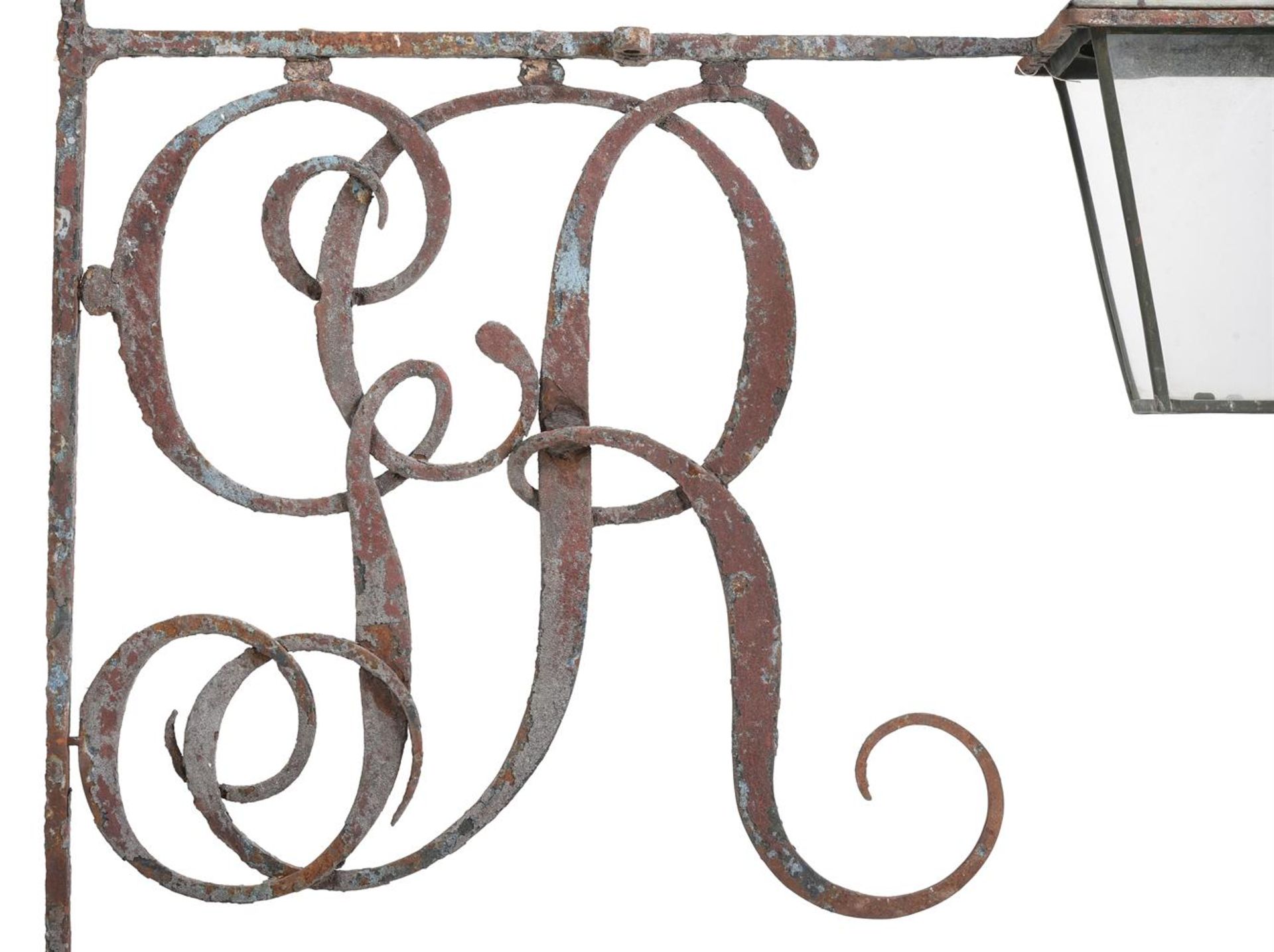 A LARGE GEORGE III WROUGHT IRON CYPHER LANTERN BRACKET, LATE 18TH OR EARLY 19TH CENTURY - Bild 2 aus 3